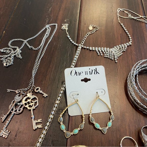 MISCELLANEOUS Womens Costume Jewelry Rings, Necklaces, Bracelets, Earrings 22pc - Picture 5 of 10